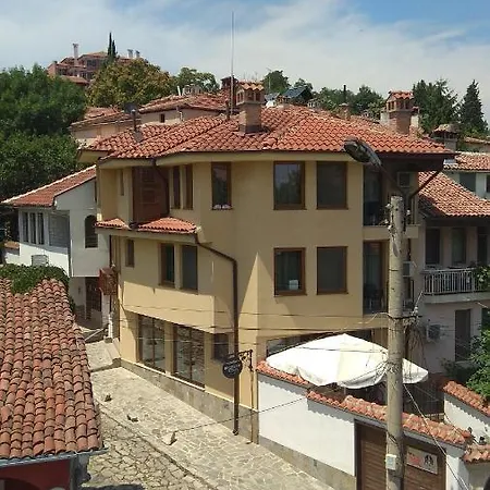 Roots And Wine Bar Hotell 3*