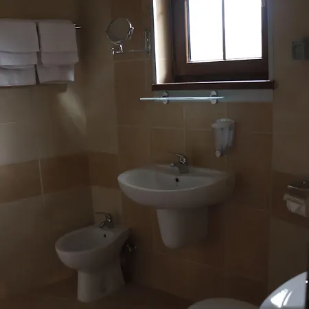 Hotell Roots And Wine Bar