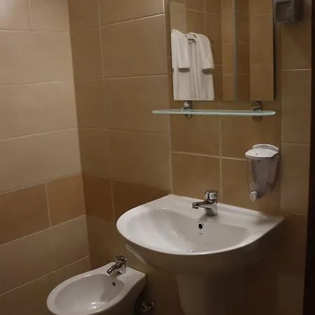 Roots And Wine Bar Hotell 3*