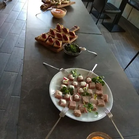 Hotell Roots And Wine Bar 3*