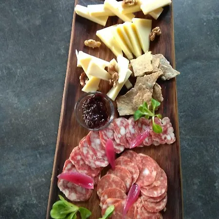 Roots And Wine Bar Hotell 3*