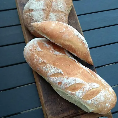 Hotell Roots And Wine Bar 3*