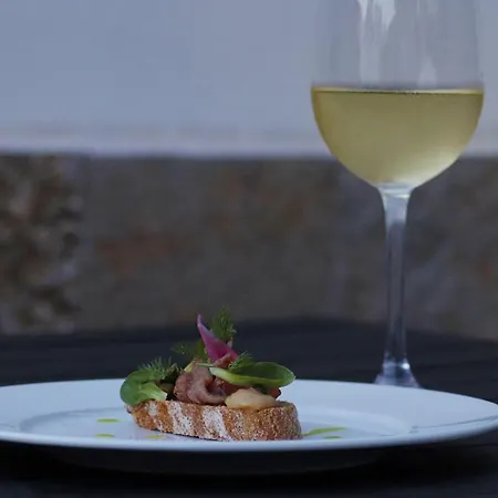 Hotell Roots And Wine Bar