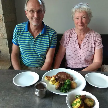 Roots And Wine Bar Hotell 3*