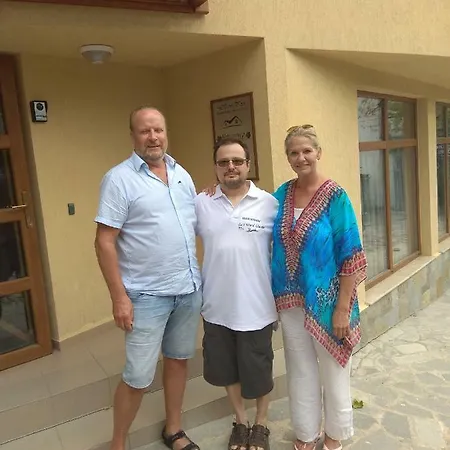 Hotell Roots And Wine Bar 3*