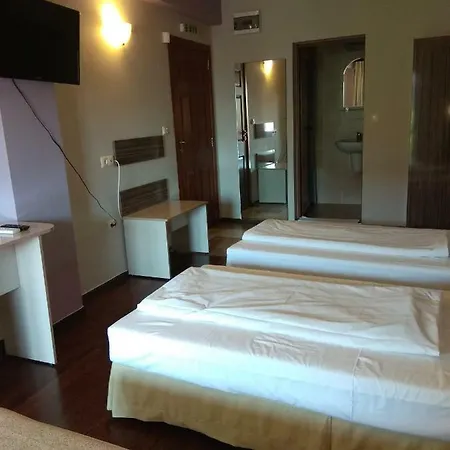 Roots And Wine Bar Hotell 3*