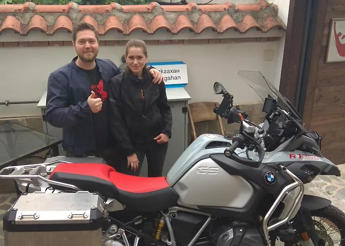 Hotel Roots And Wine Bar