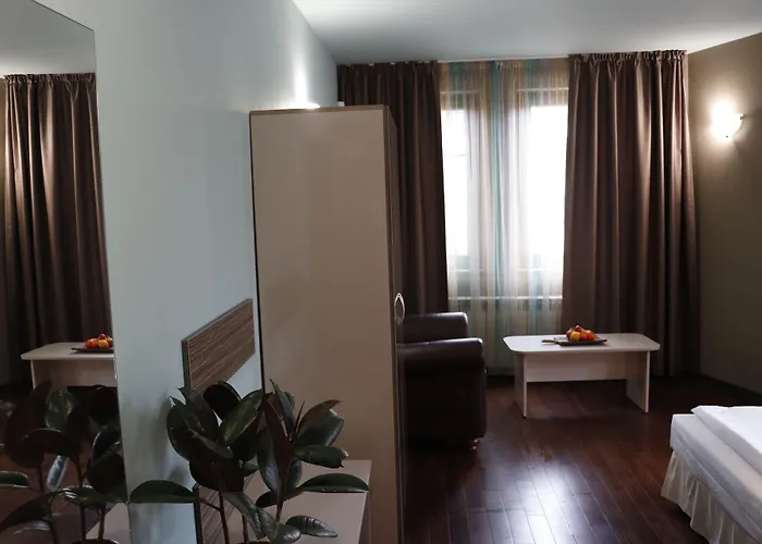 Hotel Roots And Wine Bar