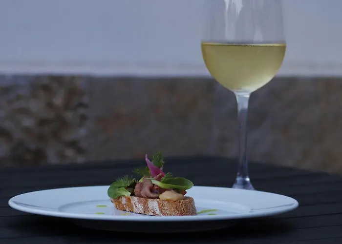 Hotel Roots And Wine Bar