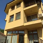 Roots Old Town Hotel 3*