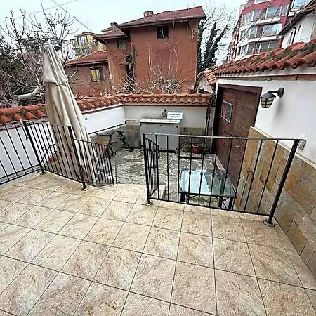 Roots Old Town Hotel 3*