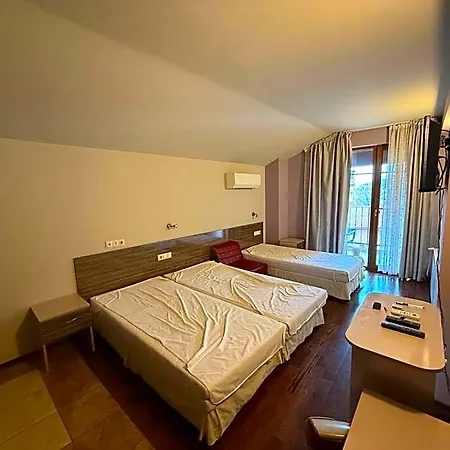 Hotel Roots Old Town 3*
