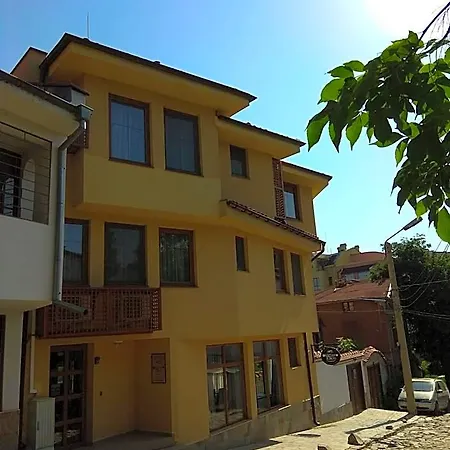 Roots Old Town Hotel 3*